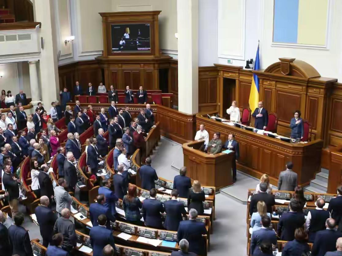 【热点评述】泽连斯又能稳坐总统之位了，乌克兰议会以268票赞成，全票通过禁止战争