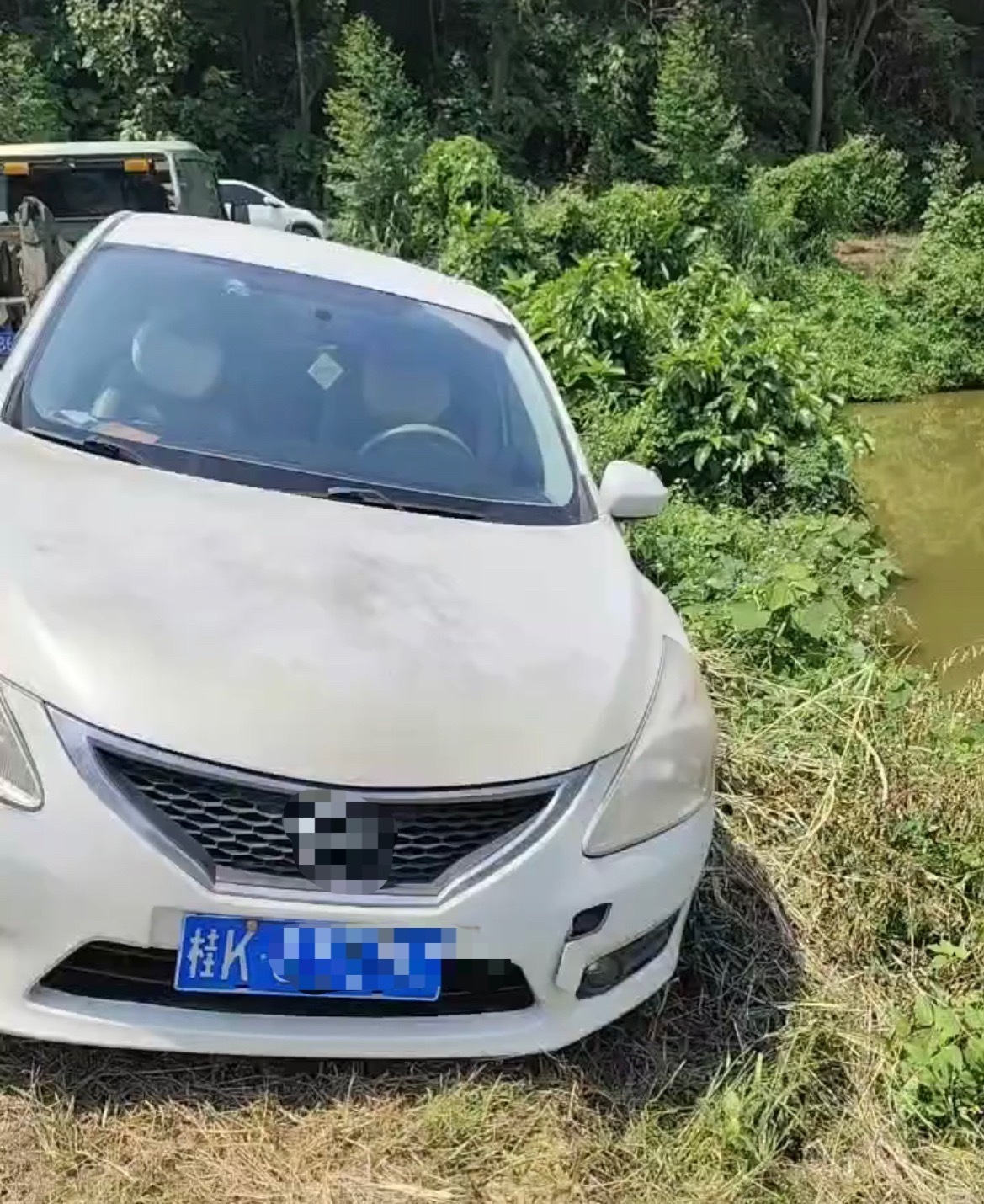 9月19日，网友反映：玉林小轿车被困在一个钓鱼塘路沟里 找来了救援拖车处理！同城