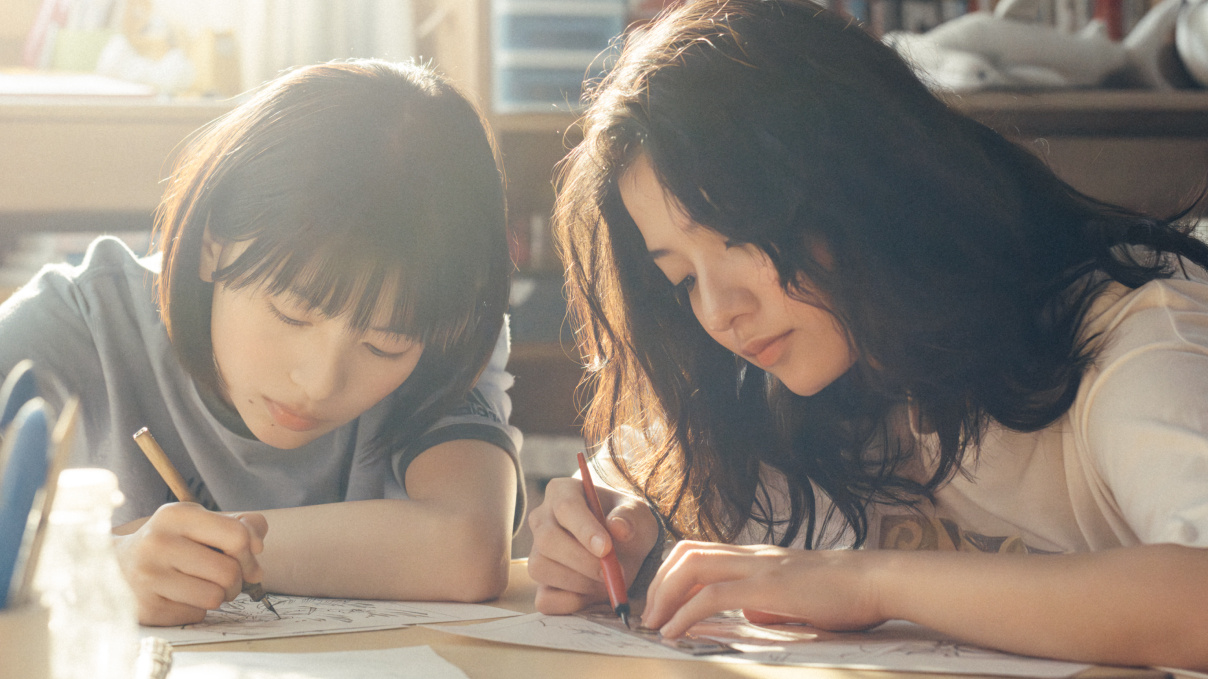 是枝裕和《蓦然回首》释出新剧照：出口夏希、莳田彩珠分别饰演藤野与京本，童年时期则