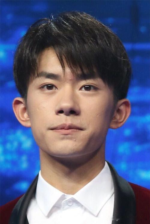 易烊千玺，长相平平，不像其他流量男明星那样颜值高，但他认认真真打磨演技，凭借自身