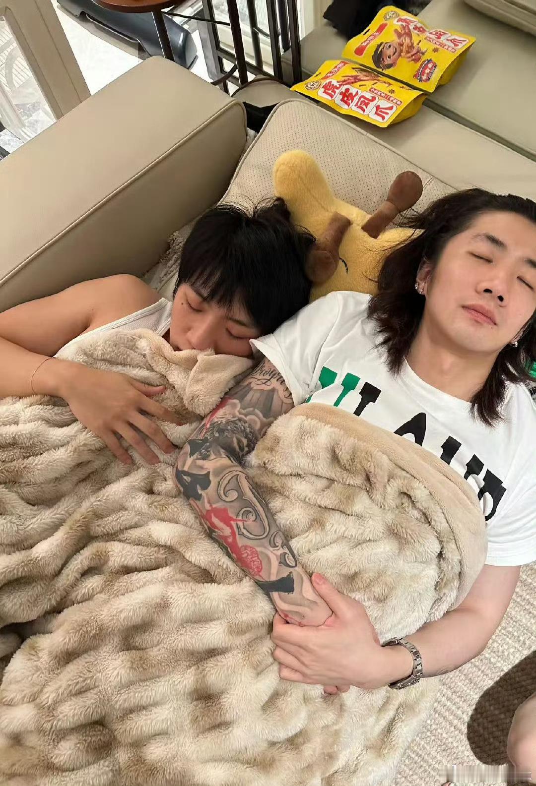 好幸福！杨和苏和JARSTICK一起睡觉！杨和苏jarstick