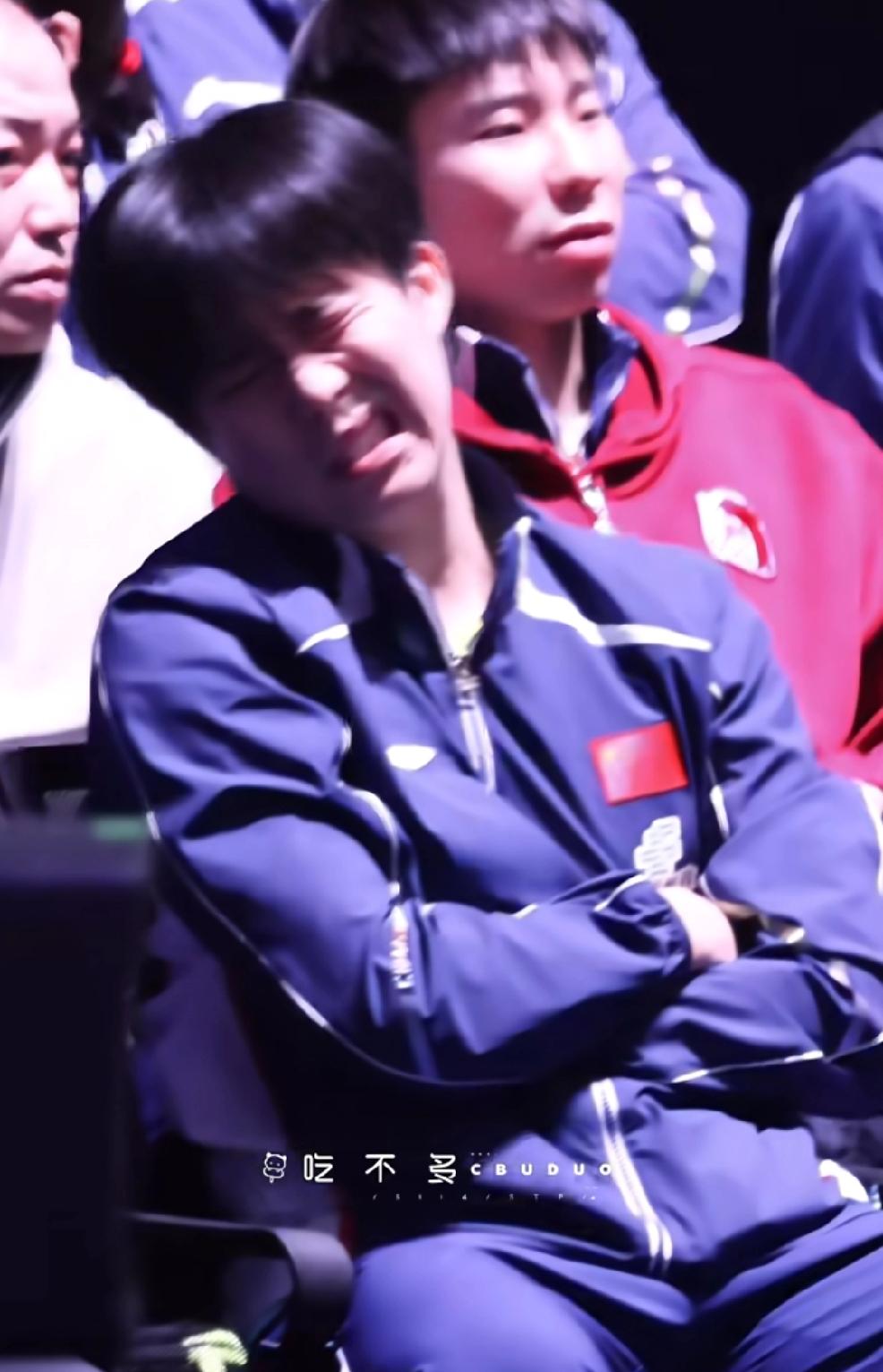 昨晚男单冠军决赛，
王楚钦与肖战坐在一起，
两人不停地谈论着场上的形势，
看到场