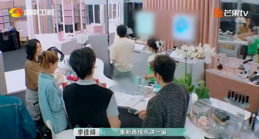 听李佳琦集训要长脑子了李佳琦不愧是货品总监巴黎合伙人 李佳琦这货品总监含金量绝了