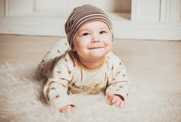 有的宝宝半夜会有喂奶需求，但有时候宝宝并没有醒来，那么妈妈也别把宝宝叫醒了喂奶。