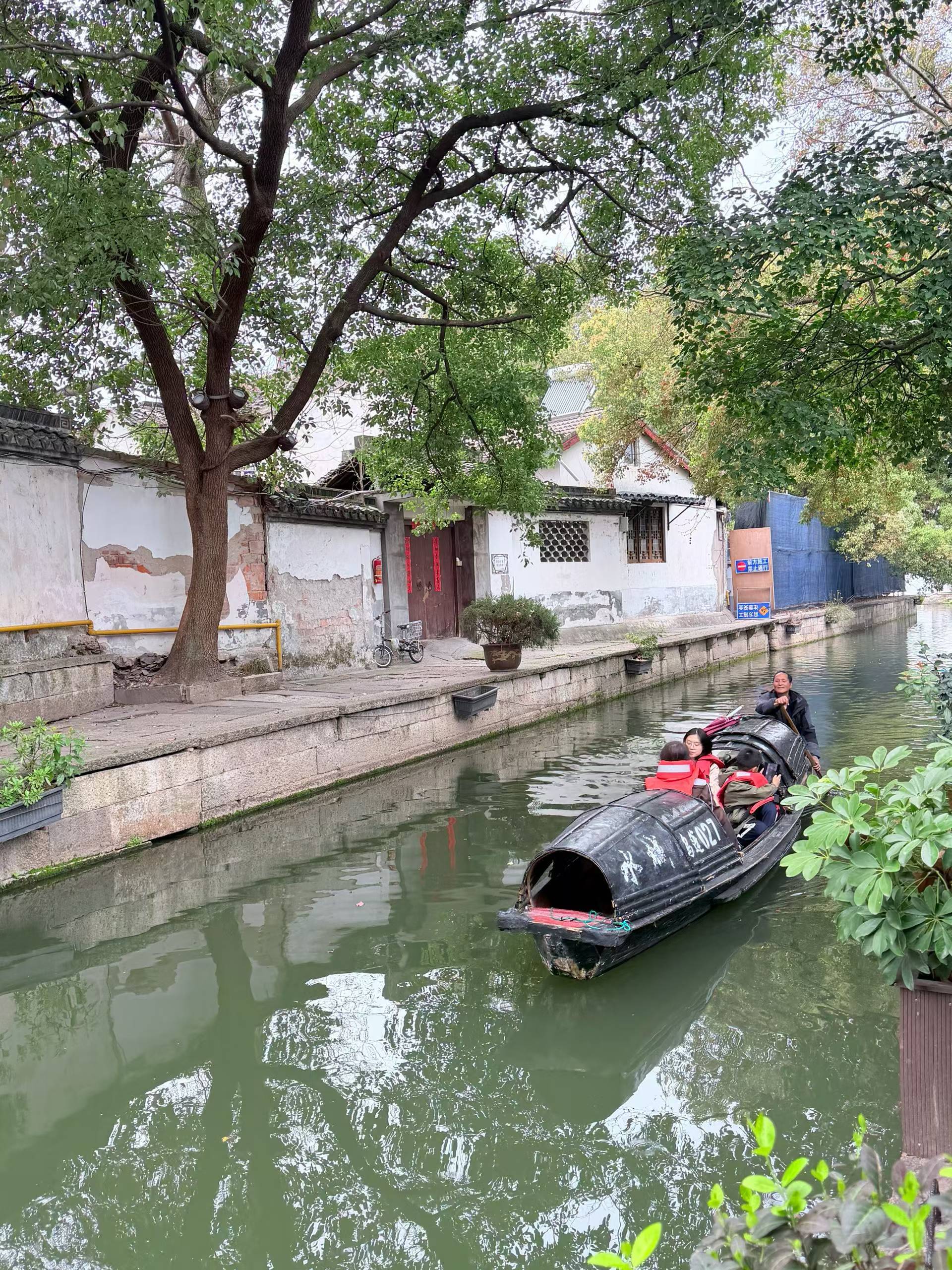 终于逛遍鲁迅故里啦 打卡了课本里提到的老地方，顺便解锁了地道绍兴味✨ 醉鸡、糟肉