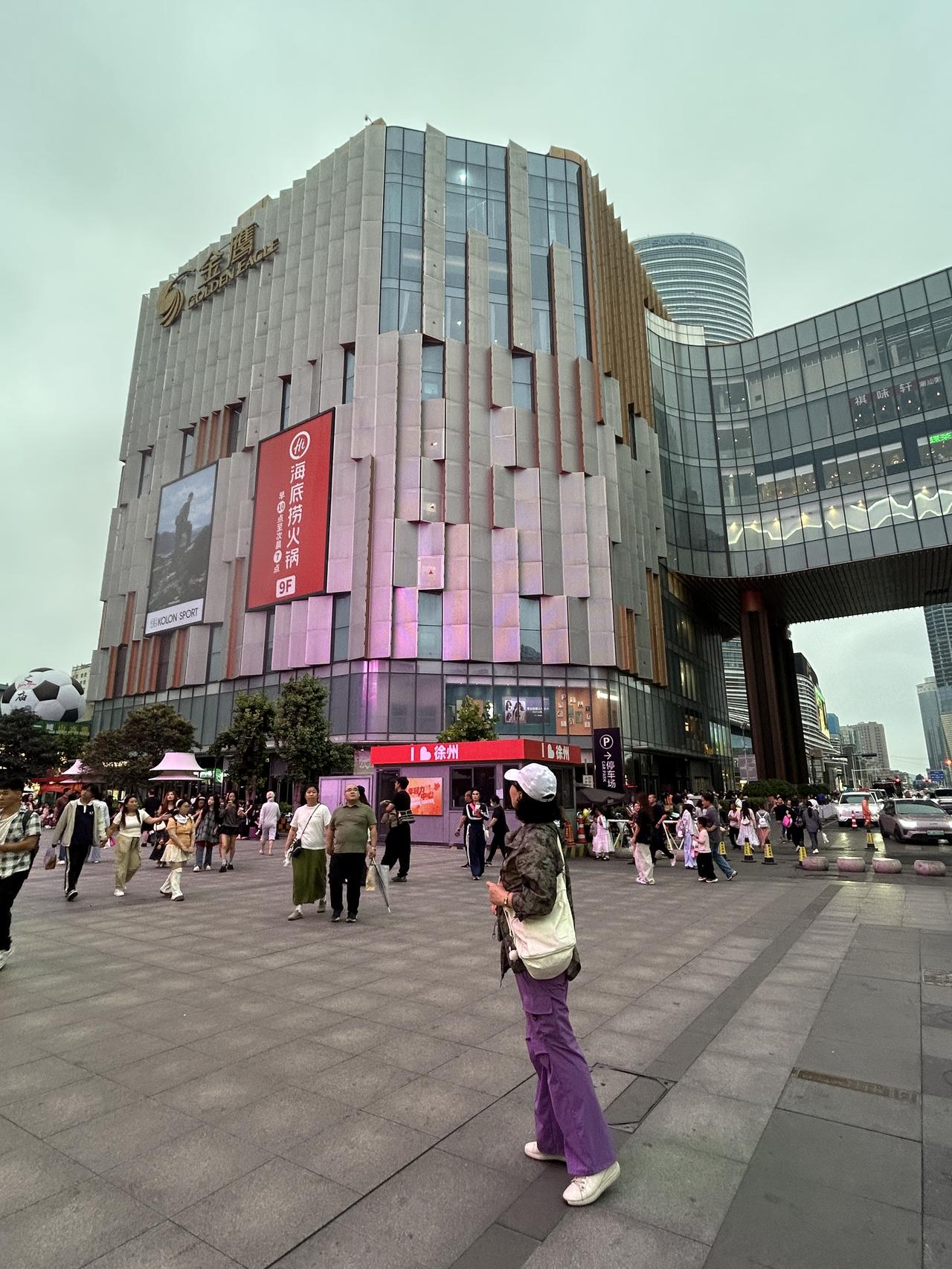 「傍晚徐州街头」
     2026.6.18
彭城街头 夜色徐州 发一张图片证