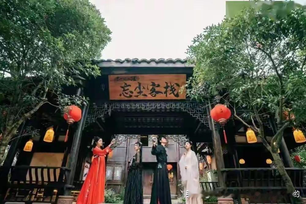 密室剧本杀真的太好玩啦，不同人群都有适合的主题。
亲子玩家可以选《爱丽丝梦游仙境