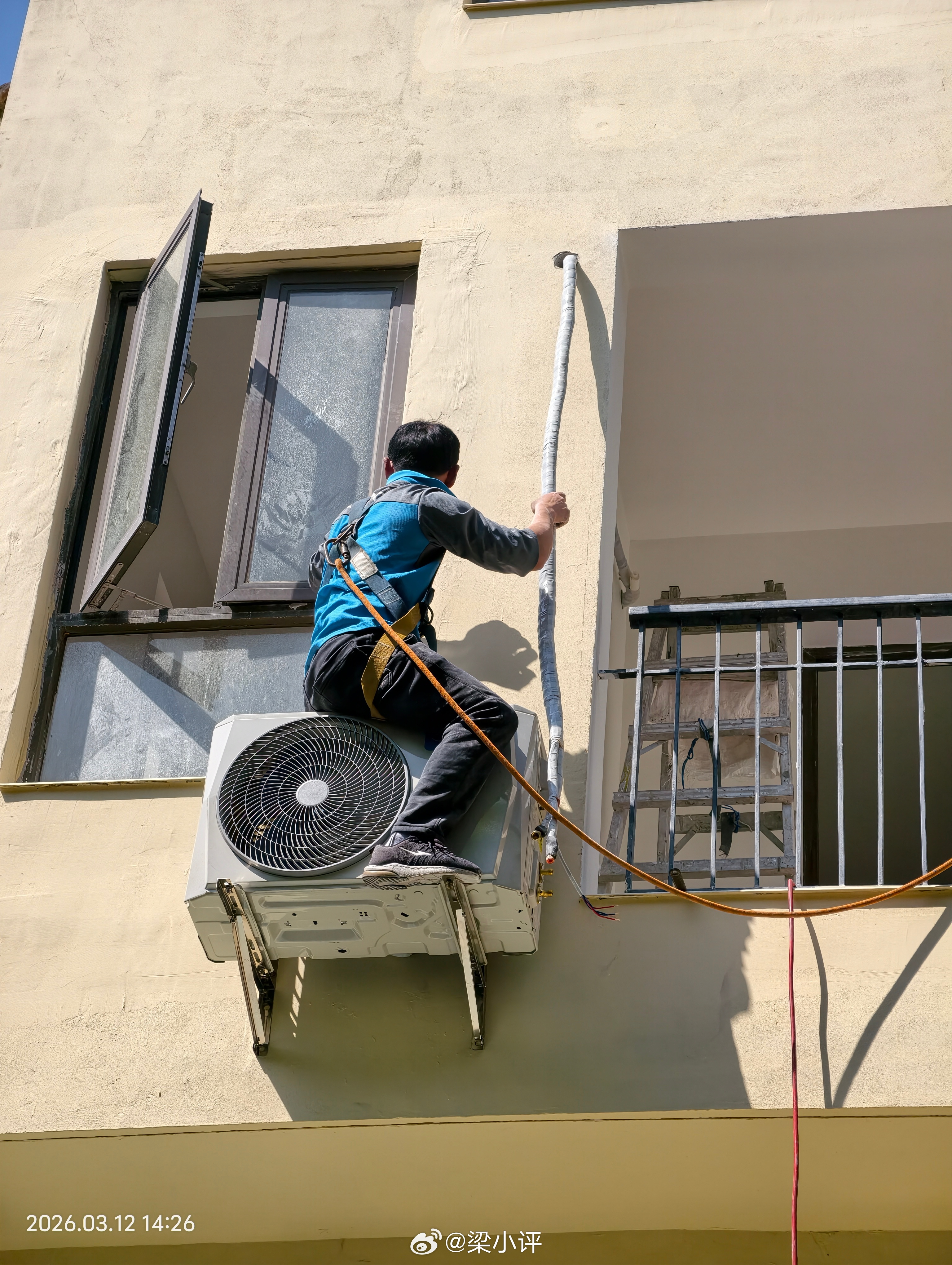 致敬这些空调安装师傅，高低都爬出去，安装一台空调也是收到75元费用，还得两个人分