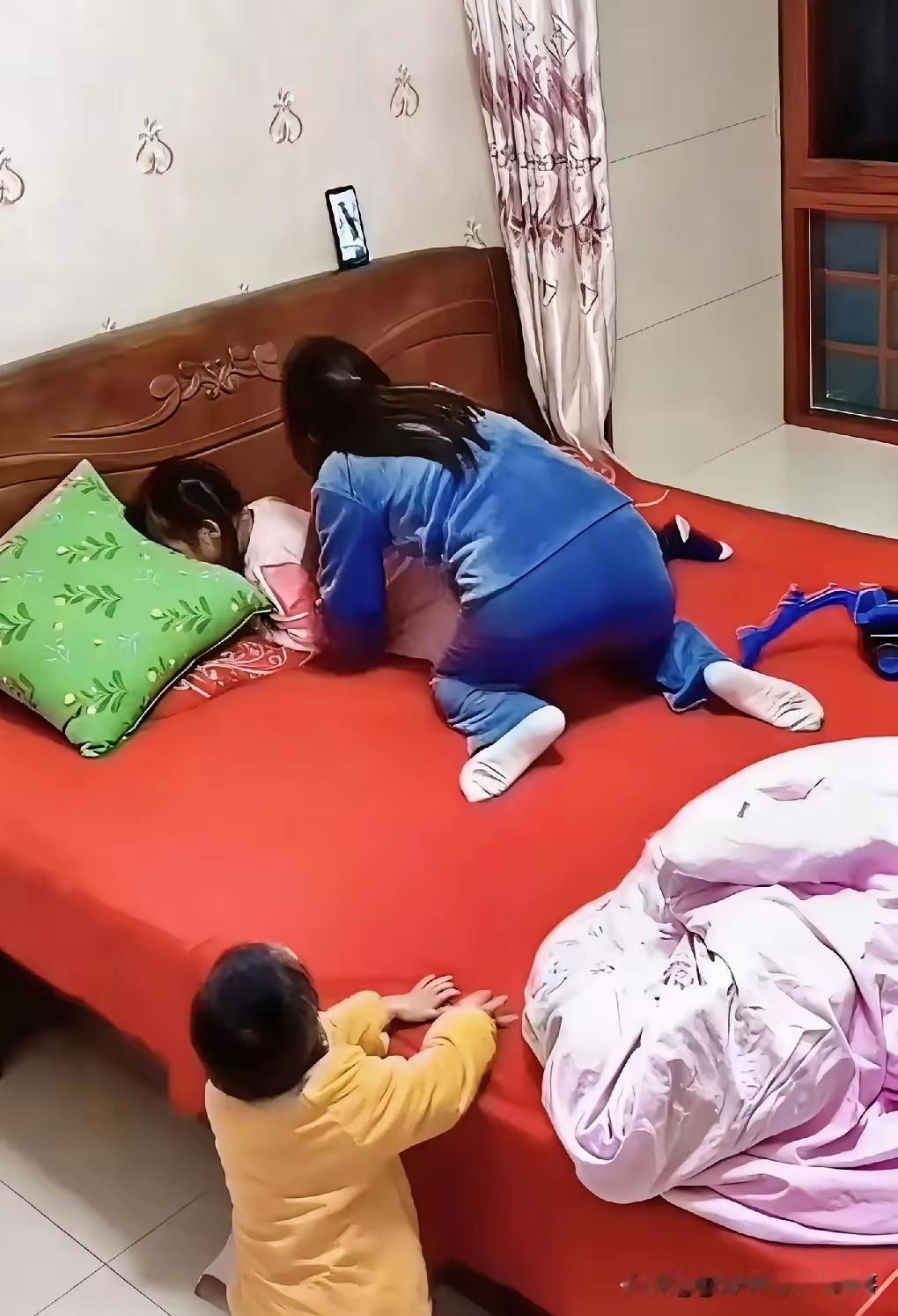 两岁萌娃急拽如厕母亲，背后藏着最纯粹的牵挂
 
卫生间的门刚合上片刻，急促的敲门