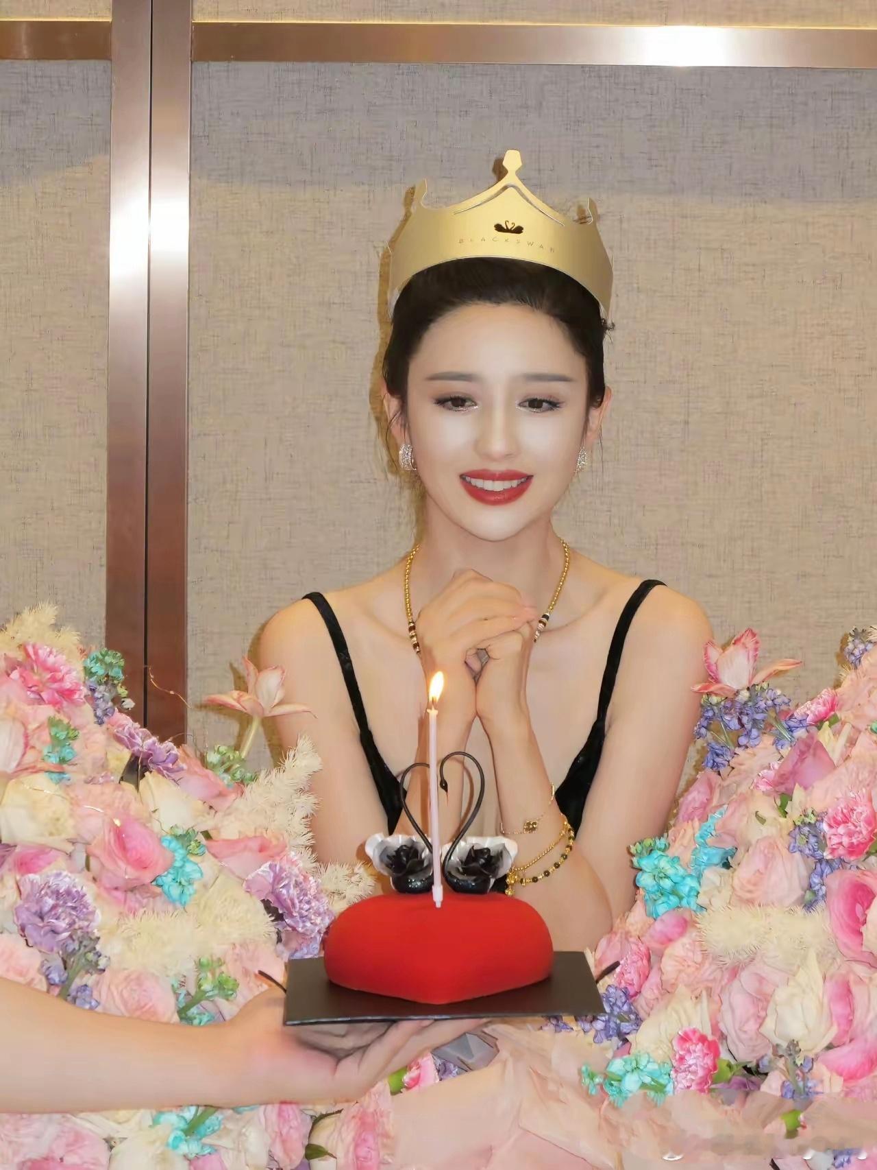 佟丽娅迎来43岁生日，好姐妹董璇发文送祝福，还带着女儿小酒窝一起来庆祝，大家一起