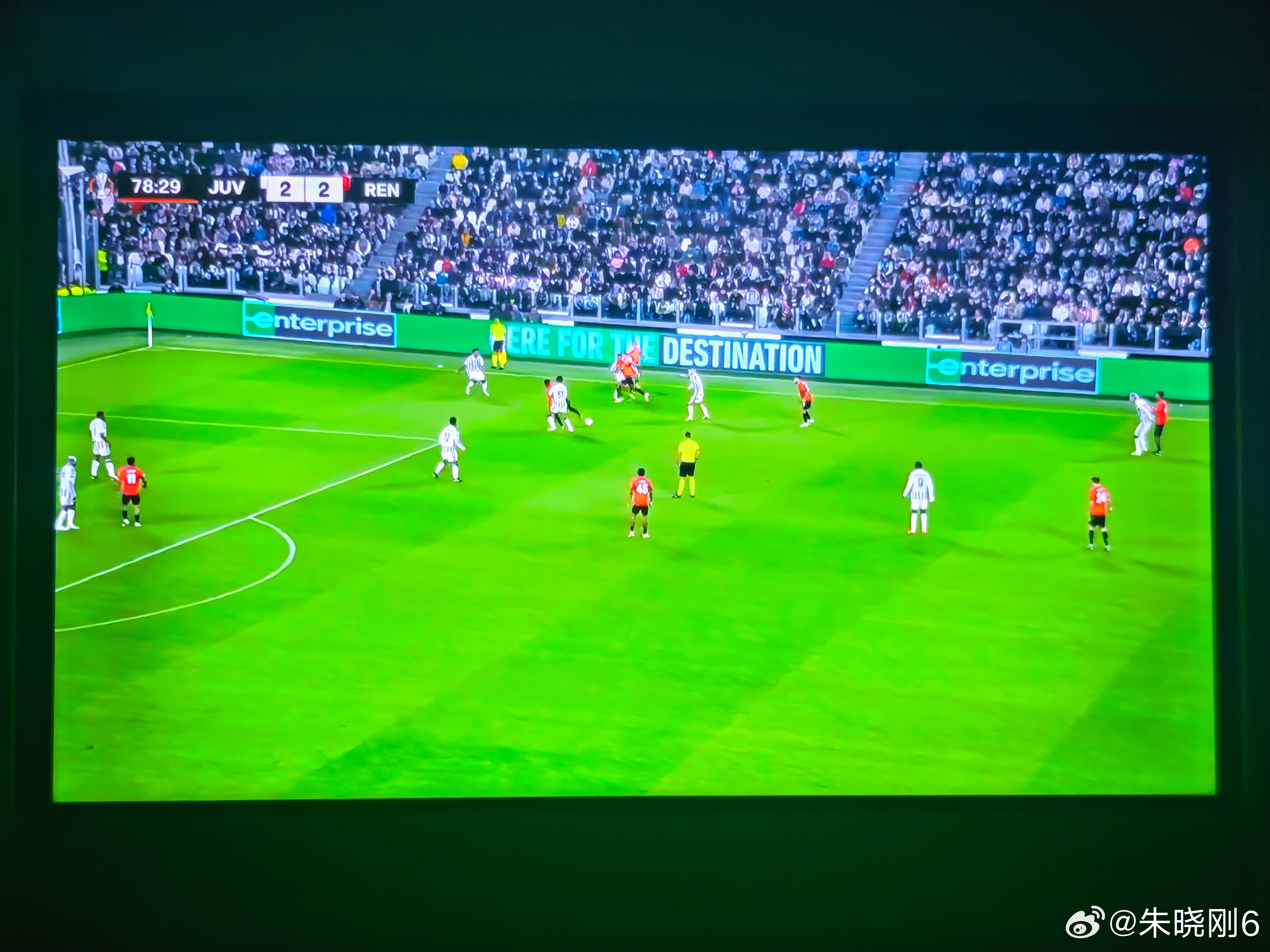 今年没看几场尤文，看了就知道尤文为啥那么差。进攻防守毫无章法，进攻不说了踢哪算哪