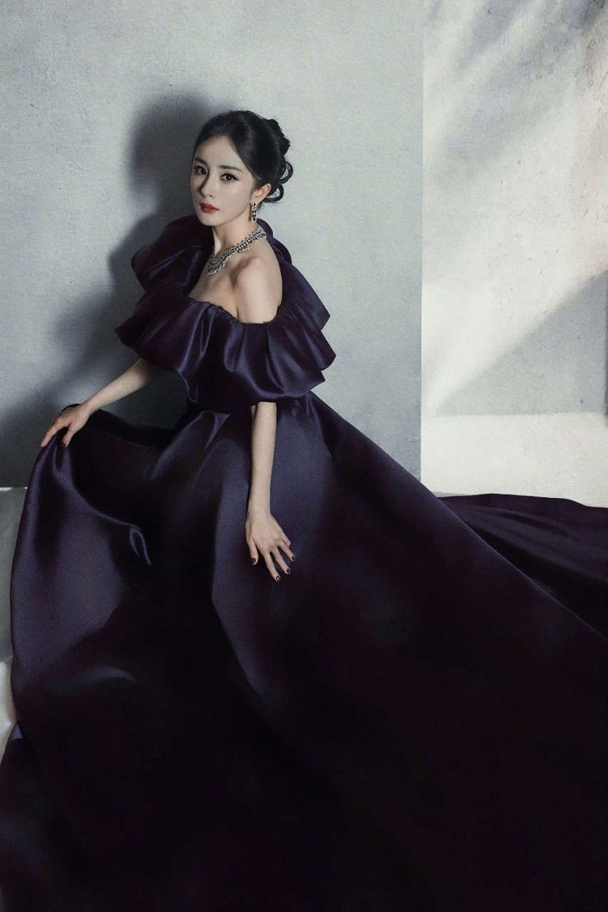 杨幂杨幂脚踩cl的女帝杨幂紫色丝绸裙 杨幂紫色丝绸裙好美呜呜呜 