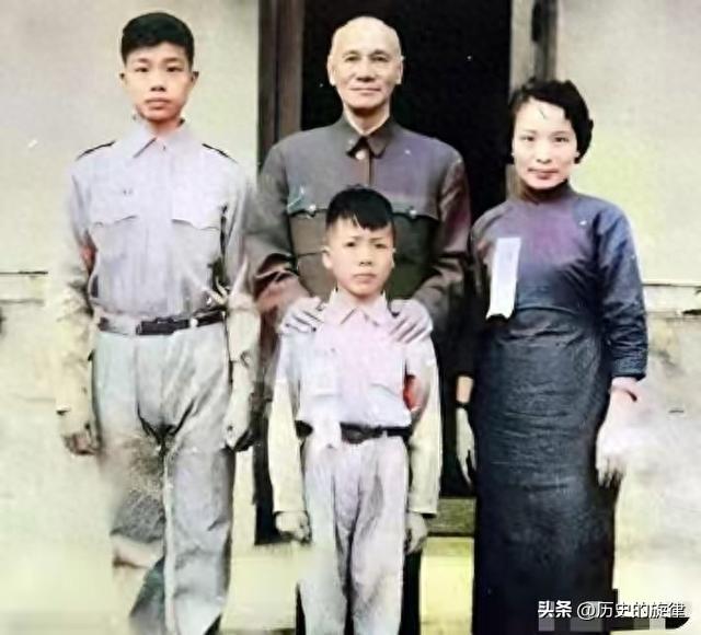 1953年一张诡异老照片，蒋介石温柔接见戴笠后人，看似温情，实则满是算计
 
1