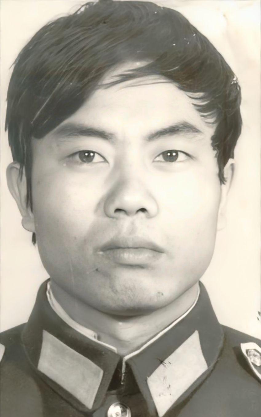 他是新中国第一位牺牲的缉毒英雄，父亲陈世富是一位老公安民警，仅仅5年的时间，他就