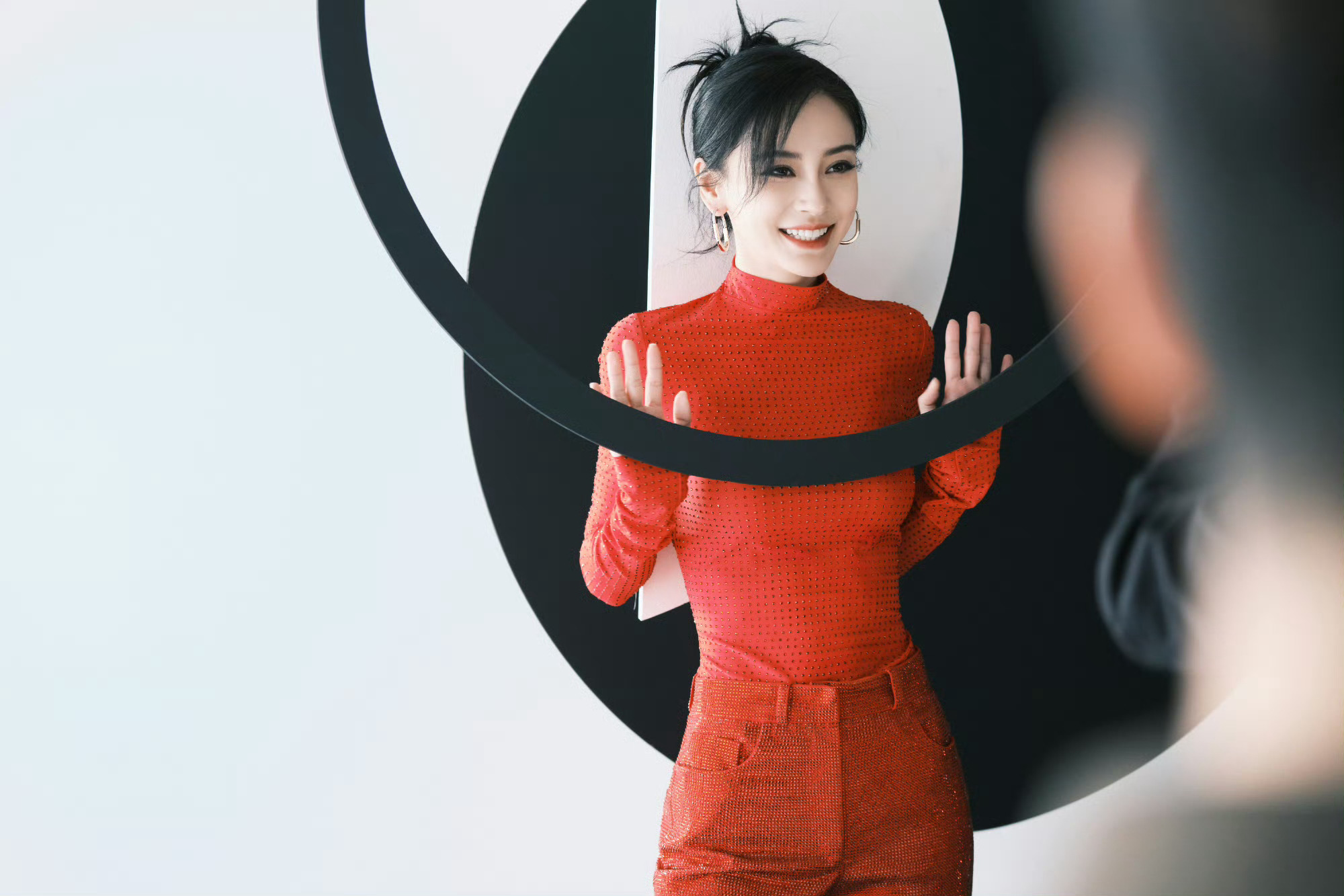 angelababy angelababy“星星在夜晚散落，太阳渐渐聚集橘黄，斜