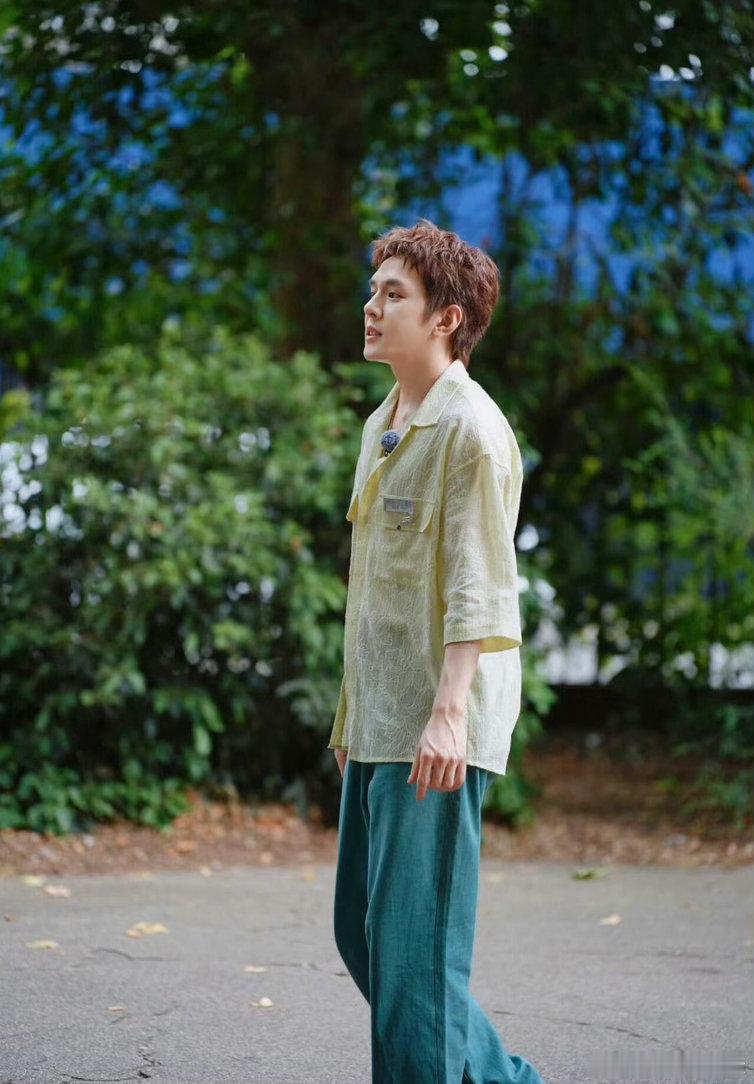 李佳琦被路人的小狗硬控💖李佳琦对小狗毫无抵抗力，合伙人路透偶遇路人小狗，整个人