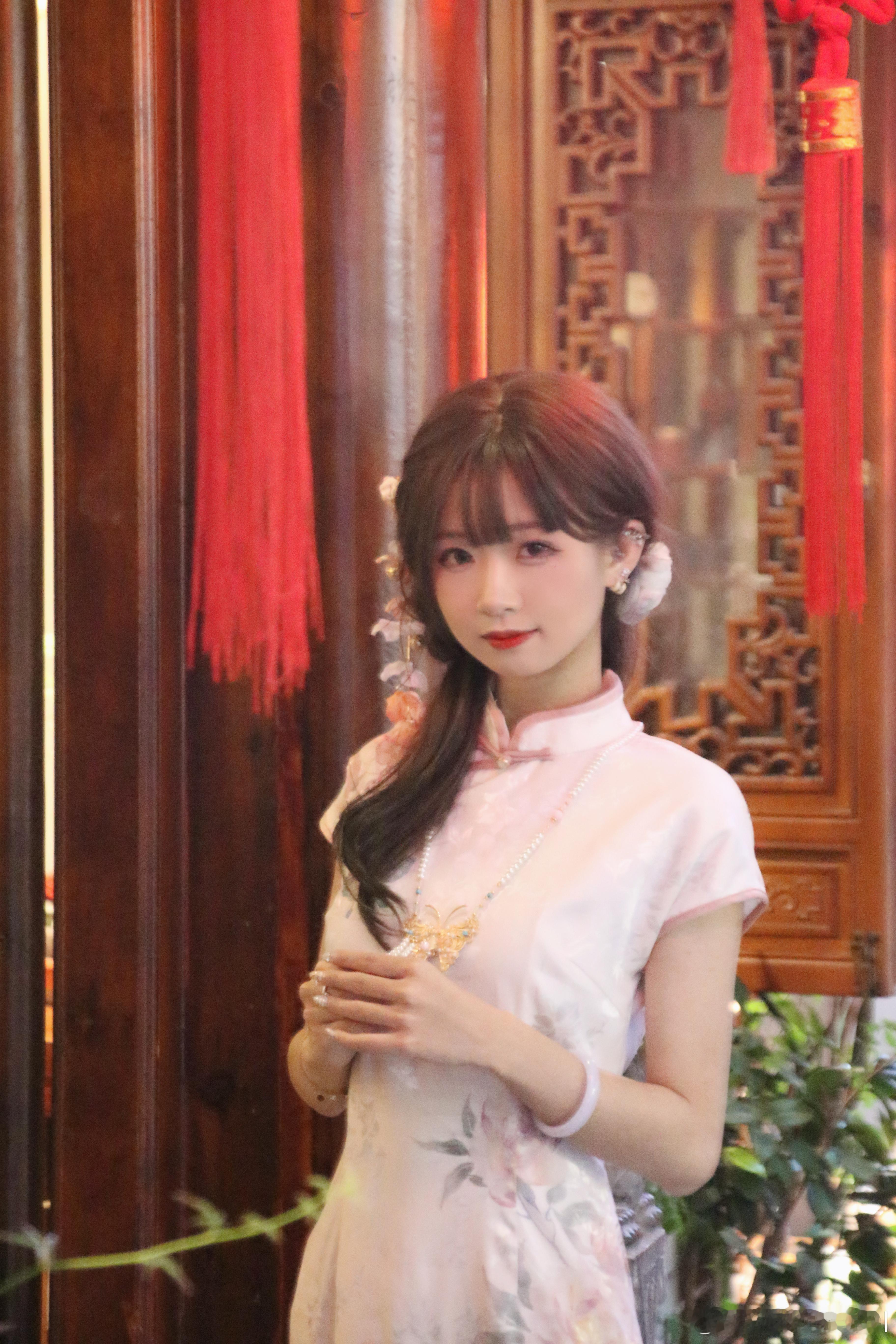 📍都江堰南桥古镇🌷传着粉色旗袍感觉整个人都优雅起来了很有古色古香味道的小镇～