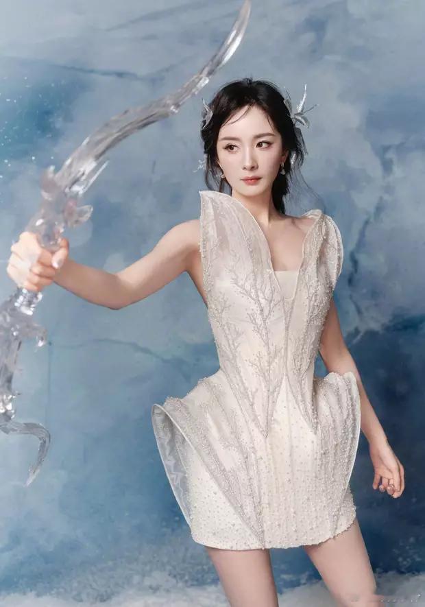 分享娱乐[超话]分享娱乐 杨幂穿银白连衣裙化身精灵神女 手握水晶弓又美又飒 ​​