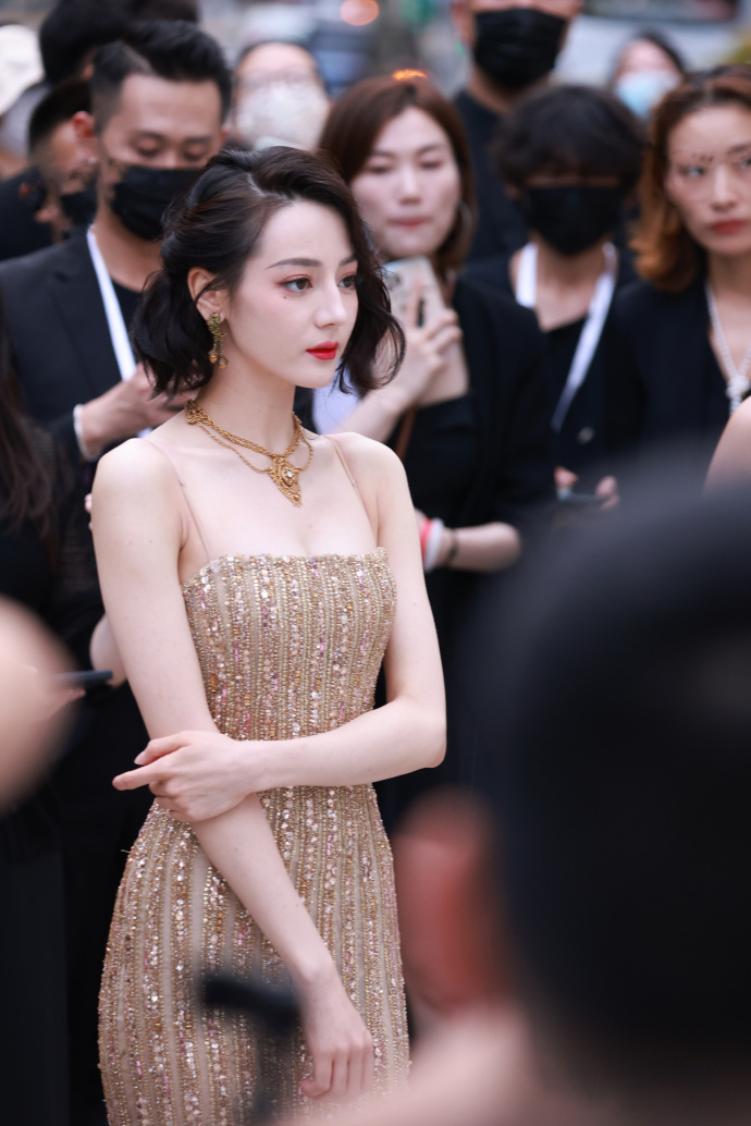 迪丽热巴这组造型和此前的素颜日常风完全不同，走华丽复古的贵气路线。她身着满覆碎钻