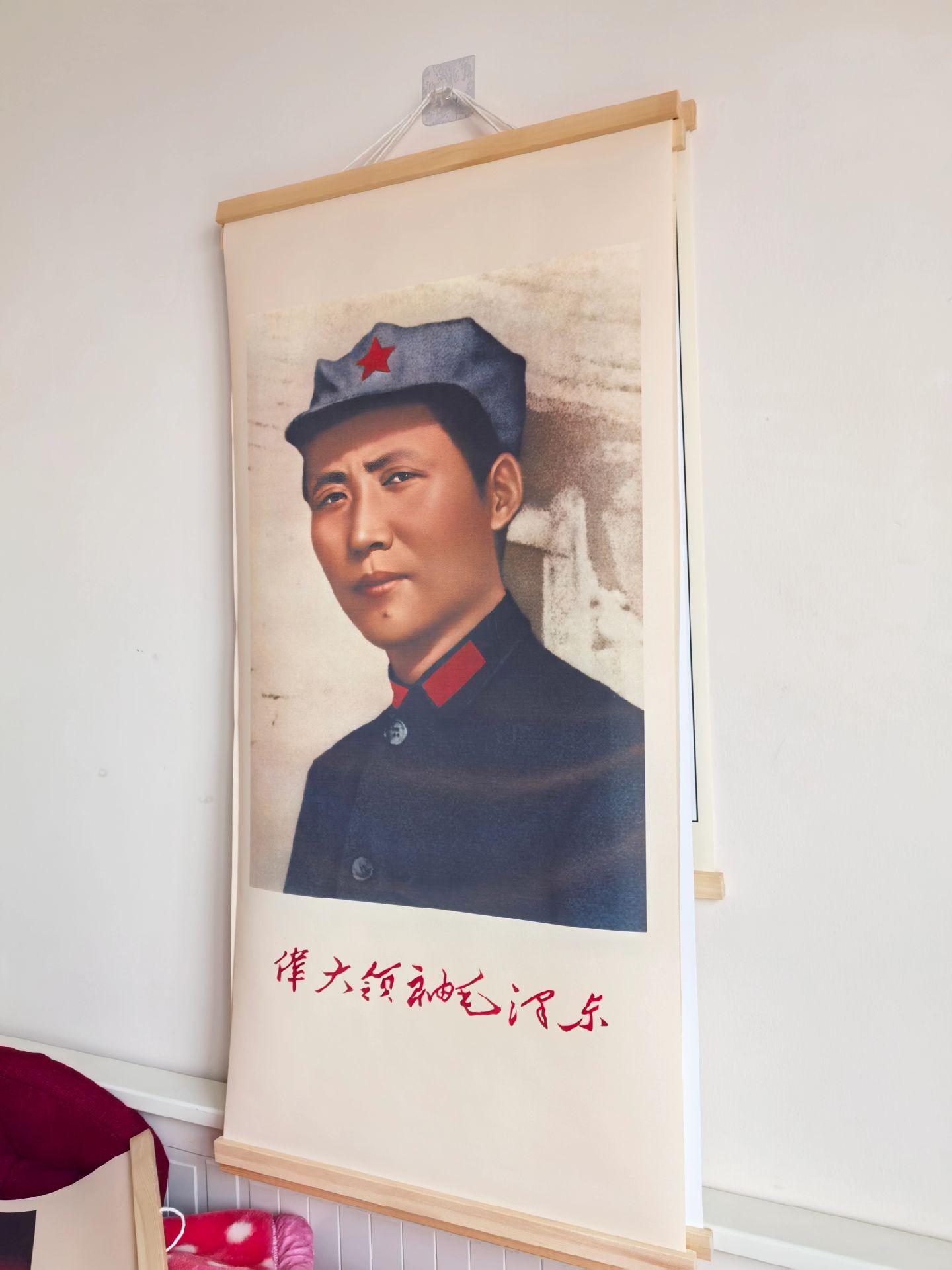 三大纪律如下:一、一切行动听指挥。二、不拿群众一针一线。三、一切缴获要...