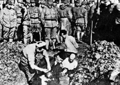 87岁日本老兵下跪忏悔——曾残害33名中国女性，2007年子孙全部意外身亡。俗话