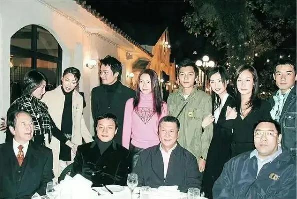 张国荣真的很厉害吗

我相信大家都看过本头条，上传的图片。
图1张国荣和赌王何鸿