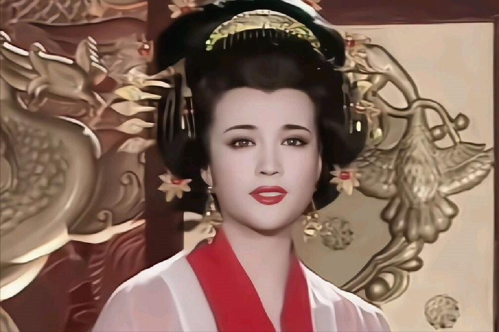 649年，李世民病危。太子李治一把搂住武则天道：“与其喊你为母，不如喊你为妻。”