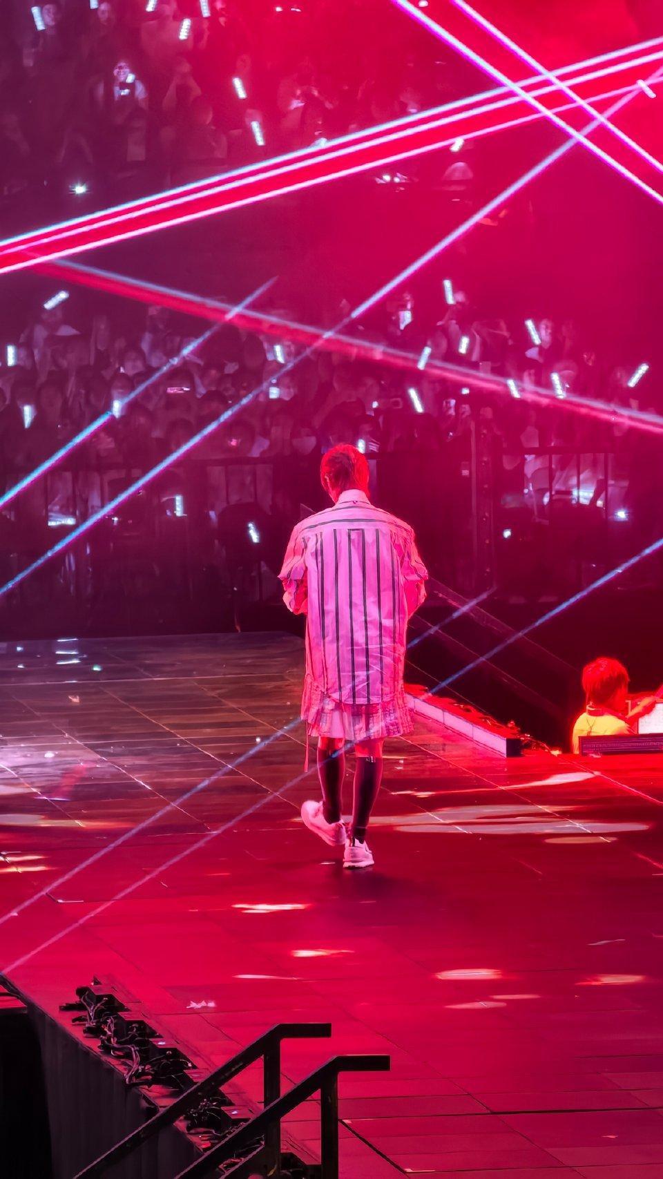 李宇春郑州演唱会李宇春一条裙子用了两千块布演唱会视觉盛宴来袭，重工白裙用料扎实，