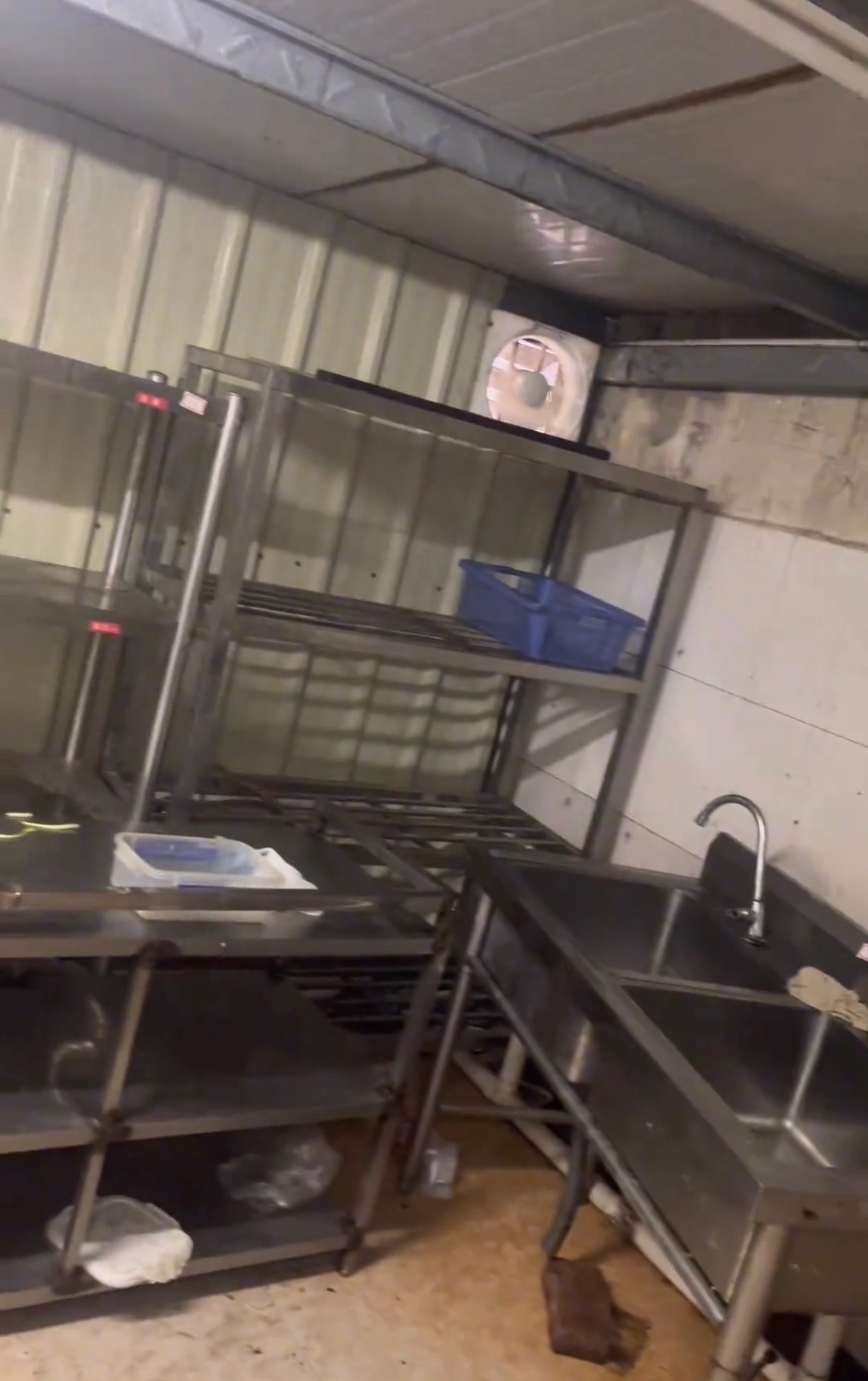 【玉林北流一家潮汕牛肉火锅店倒闭关门】近日，网友爆料称：玉林市北流的一家潮汕牛肉
