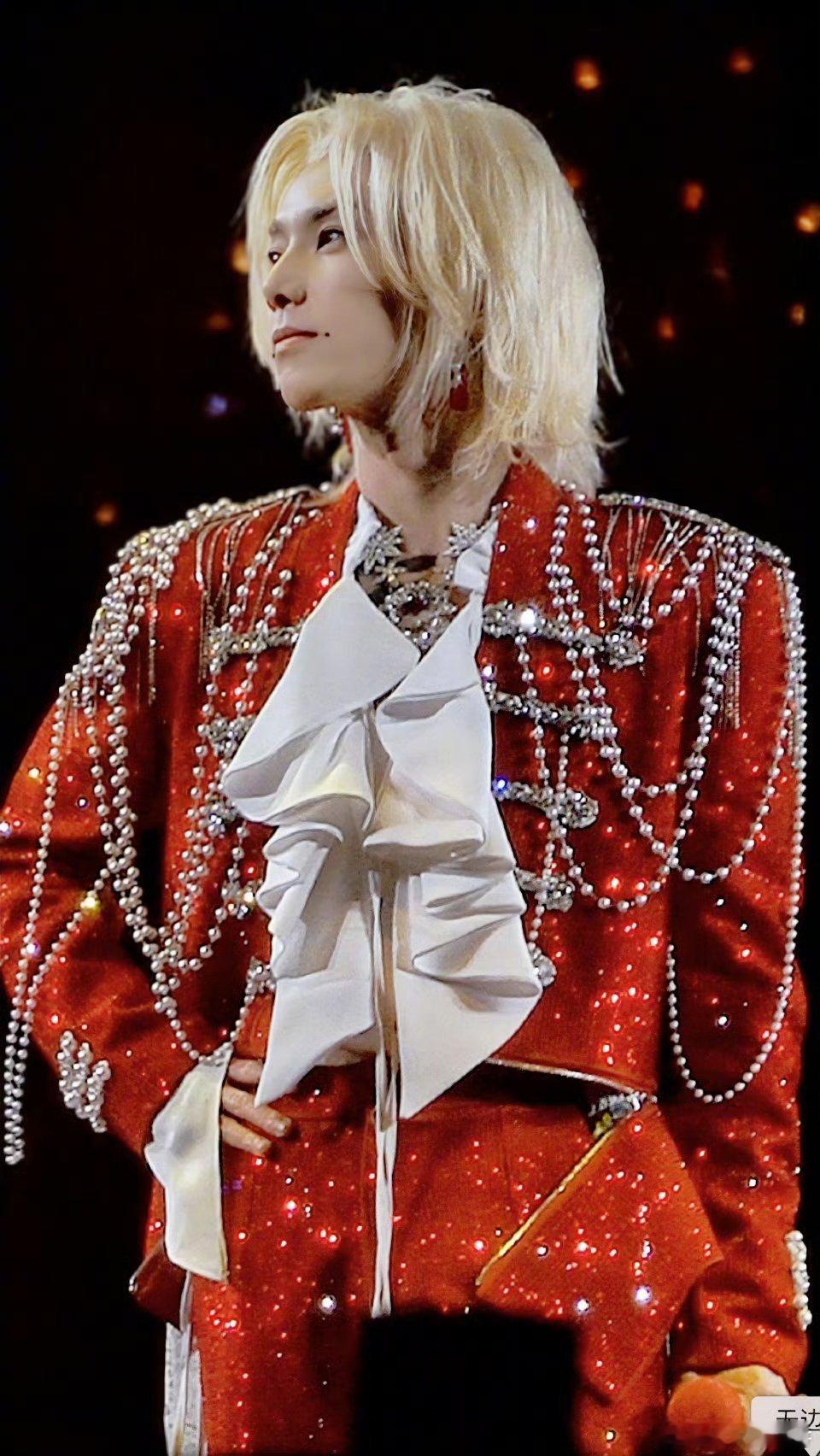 华晨宇星芒红宝石 华晨宇宛如行走的星芒红宝石，红色亮片西装璀璨夺目，珍珠碎钻点缀