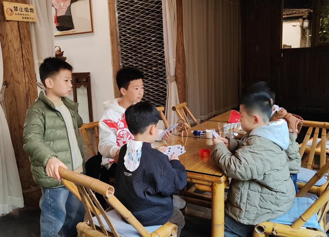 我家最拧巴的事，就是我爸和我大伯这对亲兄弟，活了大半辈子跟陌生人似的。
 
大伯