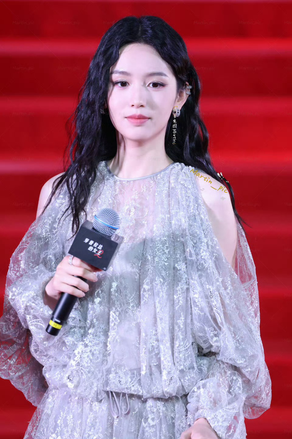 周也穿普拉达的女王2首映红毯周也亮相《穿普拉达的女王2》中国首映礼，谈及对时尚的