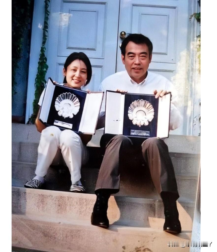 这是一九九四年，陈红与陈凯歌坐在石阶上，留下的一张合影，呈现出了一种令人叹为观止