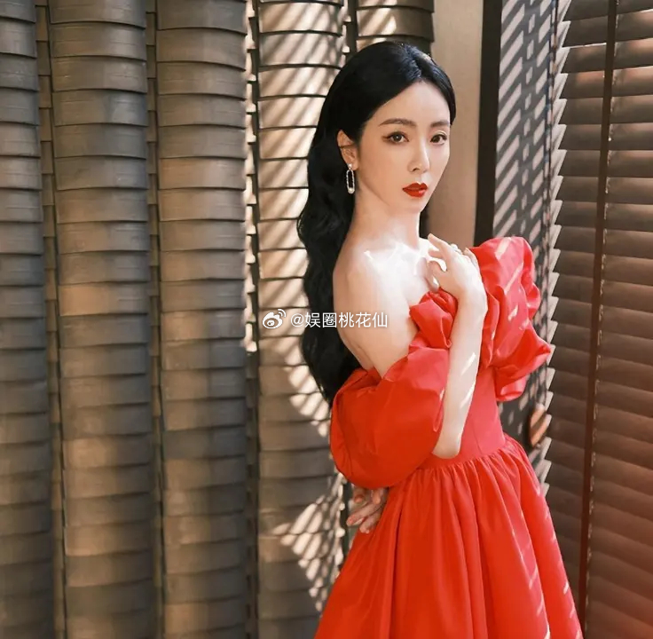 ELLE盛典女明星总结：李思思、周冬雨状态比杨紫、迪丽热巴、古力娜扎好，李宇春、