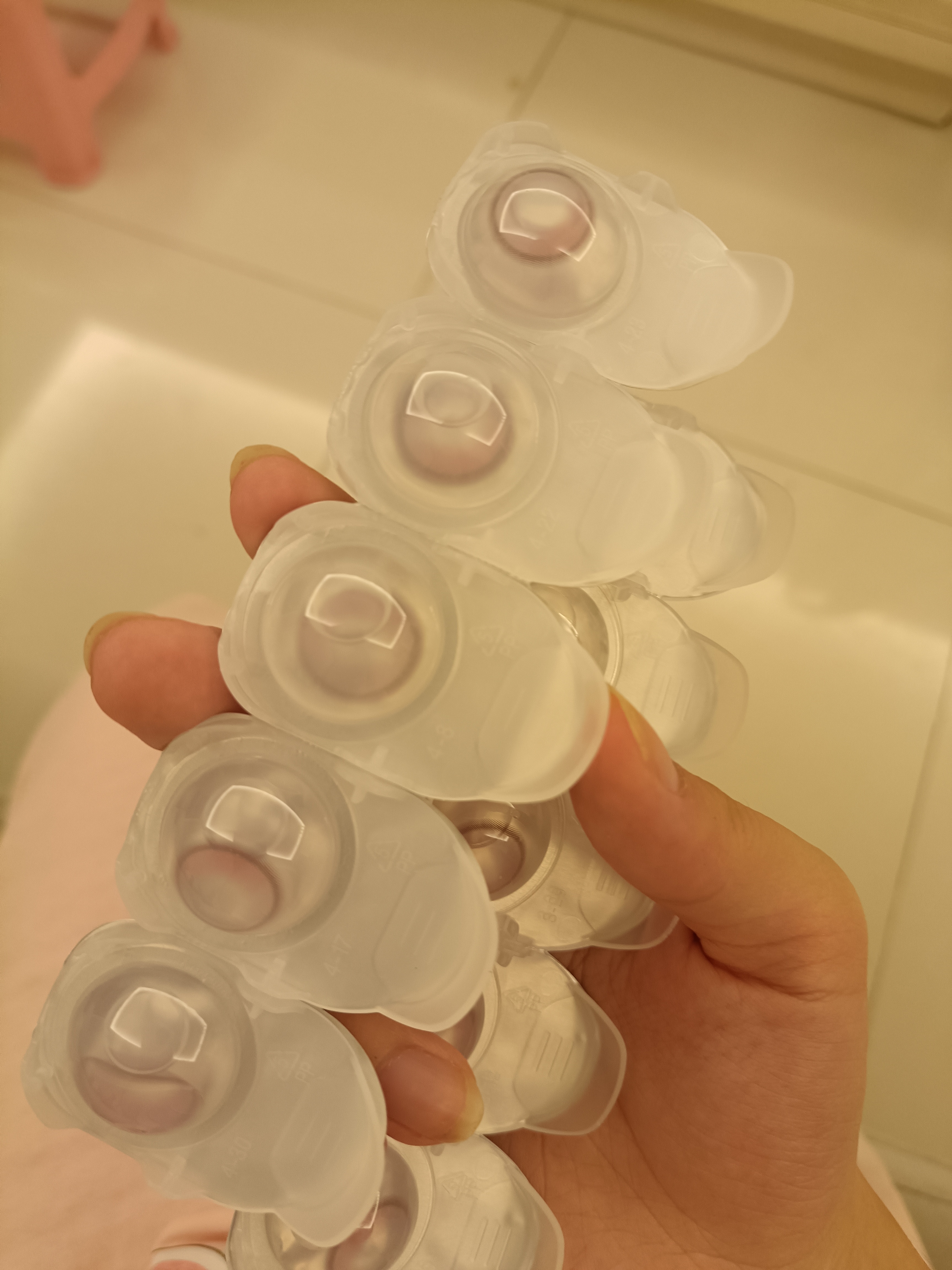 我靠，人家买了一个新美瞳，但是人家第1次戴，然后我戴了半个小时，到现在还没戴进去