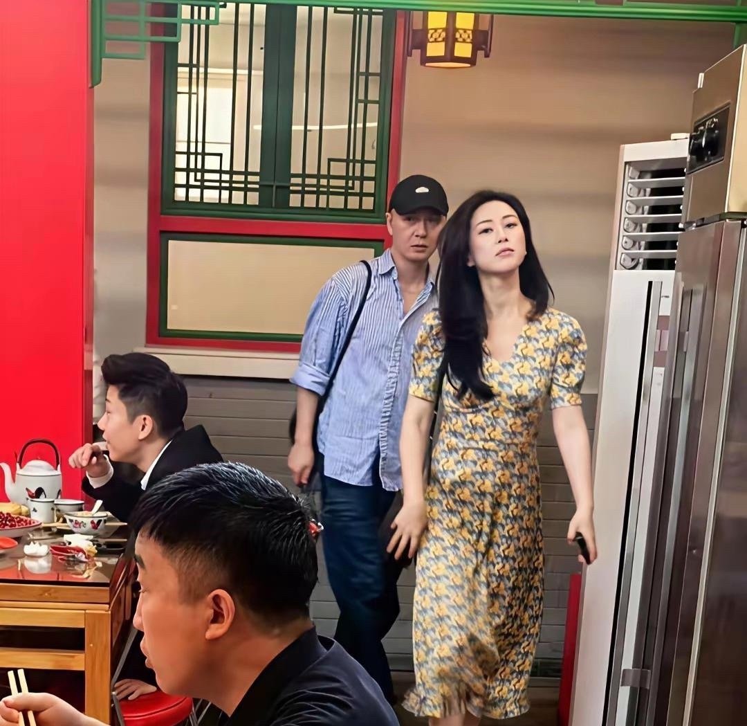 40岁朱珠在北京餐馆现身，明星跟普通路人没有什么区别 ​​​