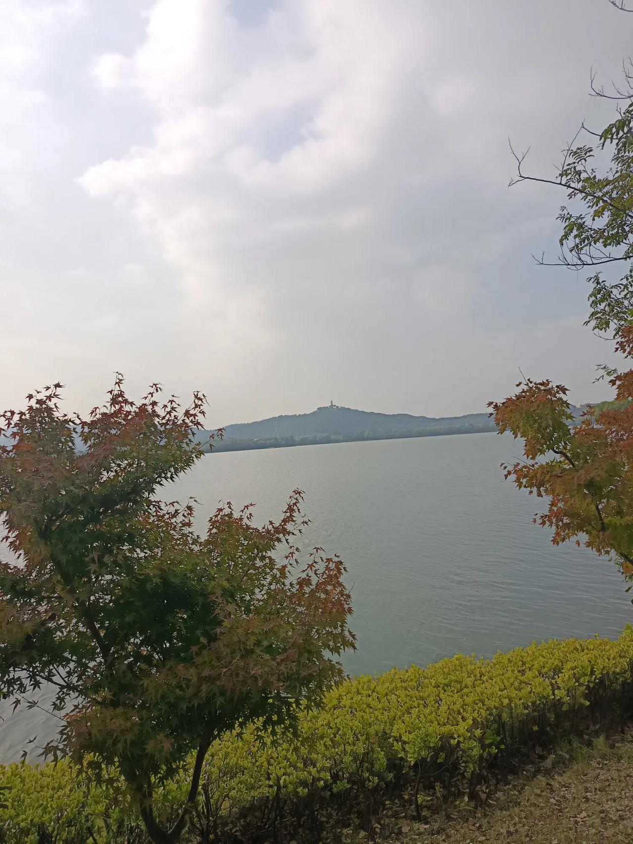 秋日湖畔，静谧悠然，心旷神怡。