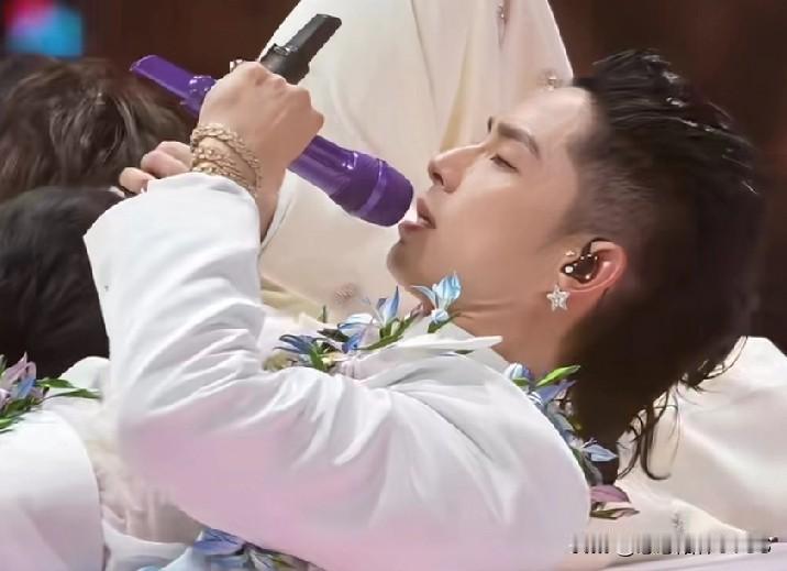 当年追剧时还偷偷吐槽过某个造型，现在看这集居然被吴建豪暖到了！时间真是神奇，有人