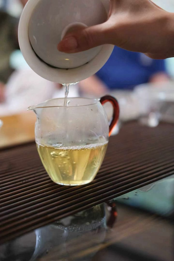 品茶赏器交友  茶，是藏在草木间的温柔滋养，也是中国人刻在骨子里的养生智慧。 