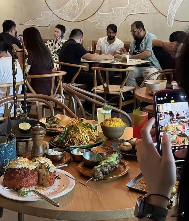 俩印度游客在瑞金二路酒吧撒酒疯，还要求老板卑躬屈膝端酒，真把自己当回事了？
 