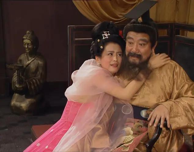 董卓的荒淫，竟让他成了“点天灯”第一人？他不仅夜宿龙床，奸淫宫女，甚至纵容士兵残