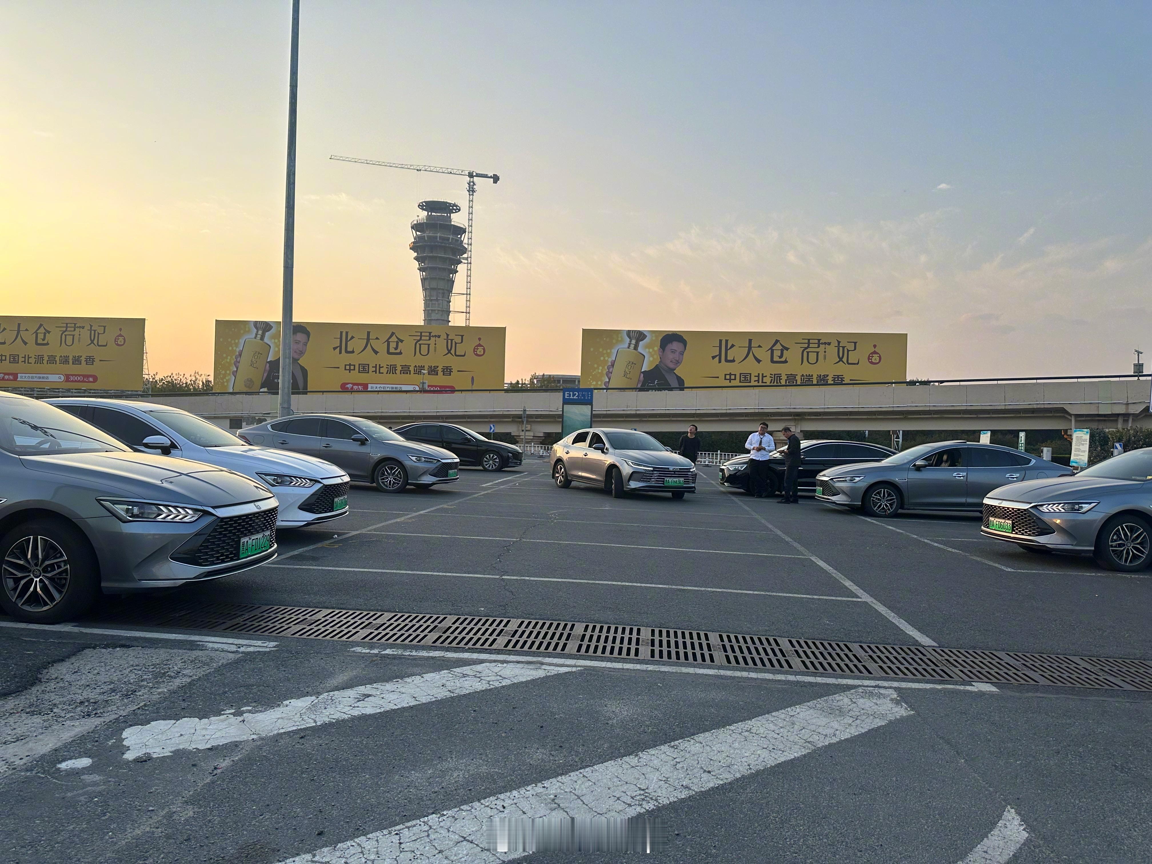 把他们送到哈尔滨太平机场，本打算在机场补点电直接回长春，但太平机场特来电的桩坏了