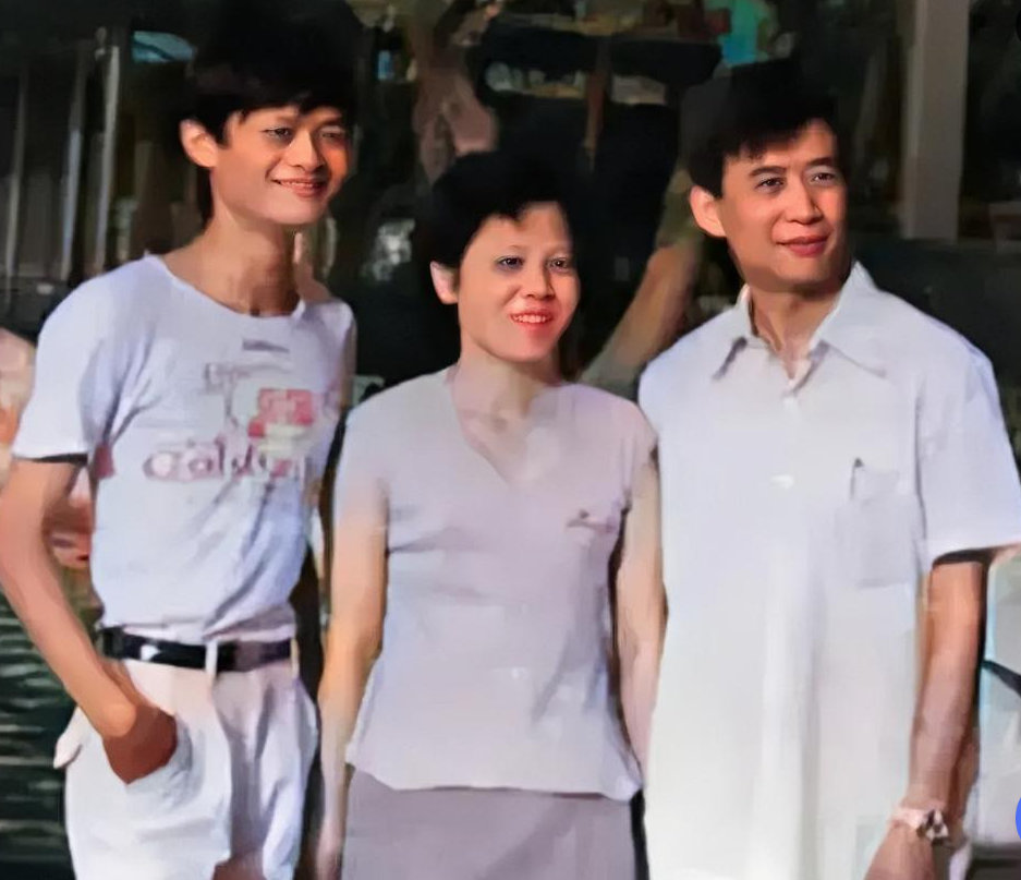 1986年，杭州，马云和父母的珍贵合影。镜头下的马云身材瘦削，头发乌黑，鼻梁挺直