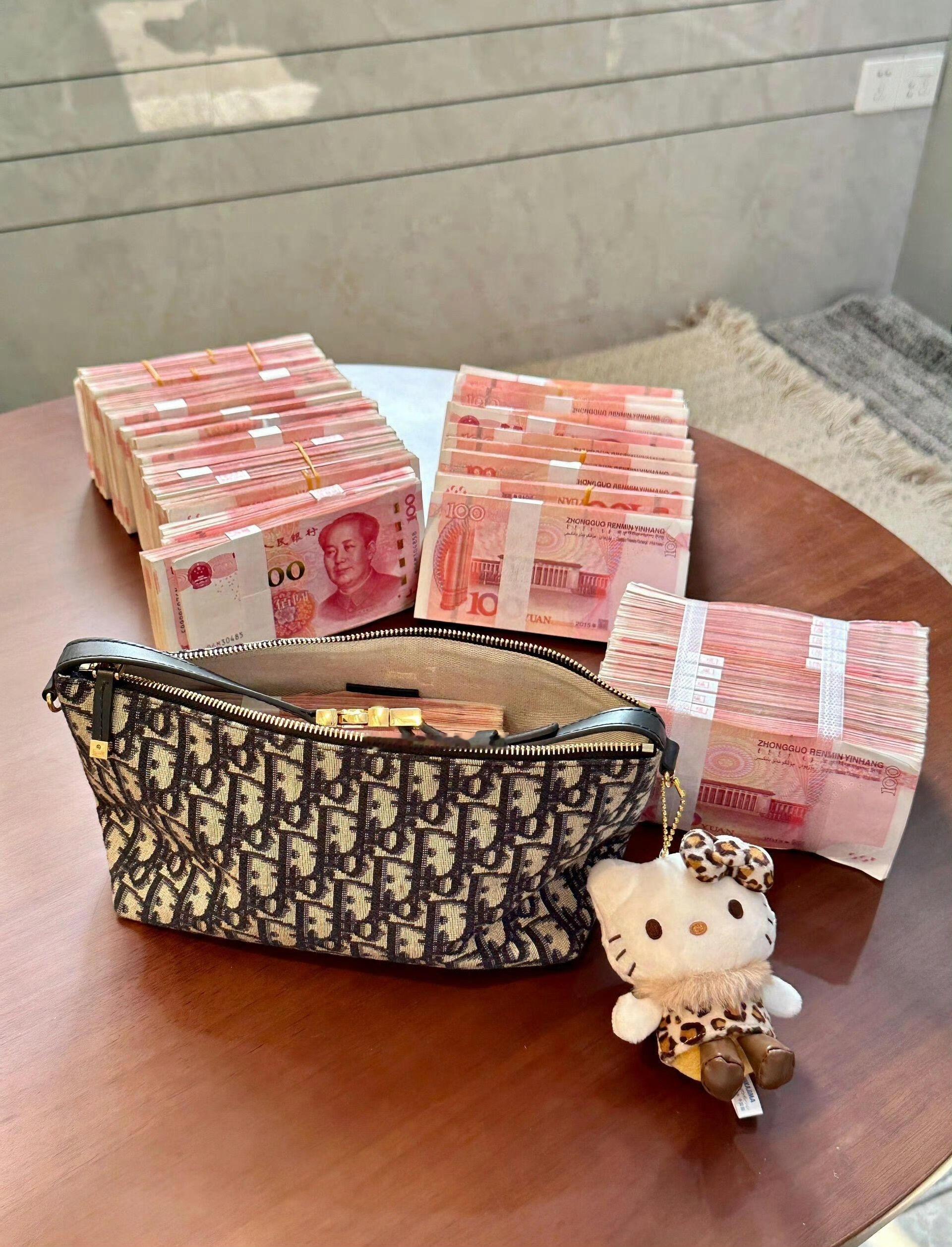 心态早就变了,越来越爱钱,现实也好,物质也罢,再讲一万遍,女人不能没有钱。 