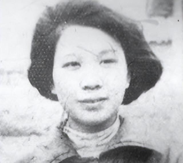 她在枪响前倒地装死，没多久特务进来补枪。
1949年11月27日，重庆解放只剩3