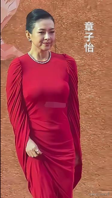 这样一比，章子怡落了下风。
    章子怡是国际巨星级的演员，人称“谋女郎”，长