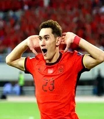 U23半决赛，中国3比0干翻越南，22年第一次进决赛。
 
拜合拉木第74分钟才