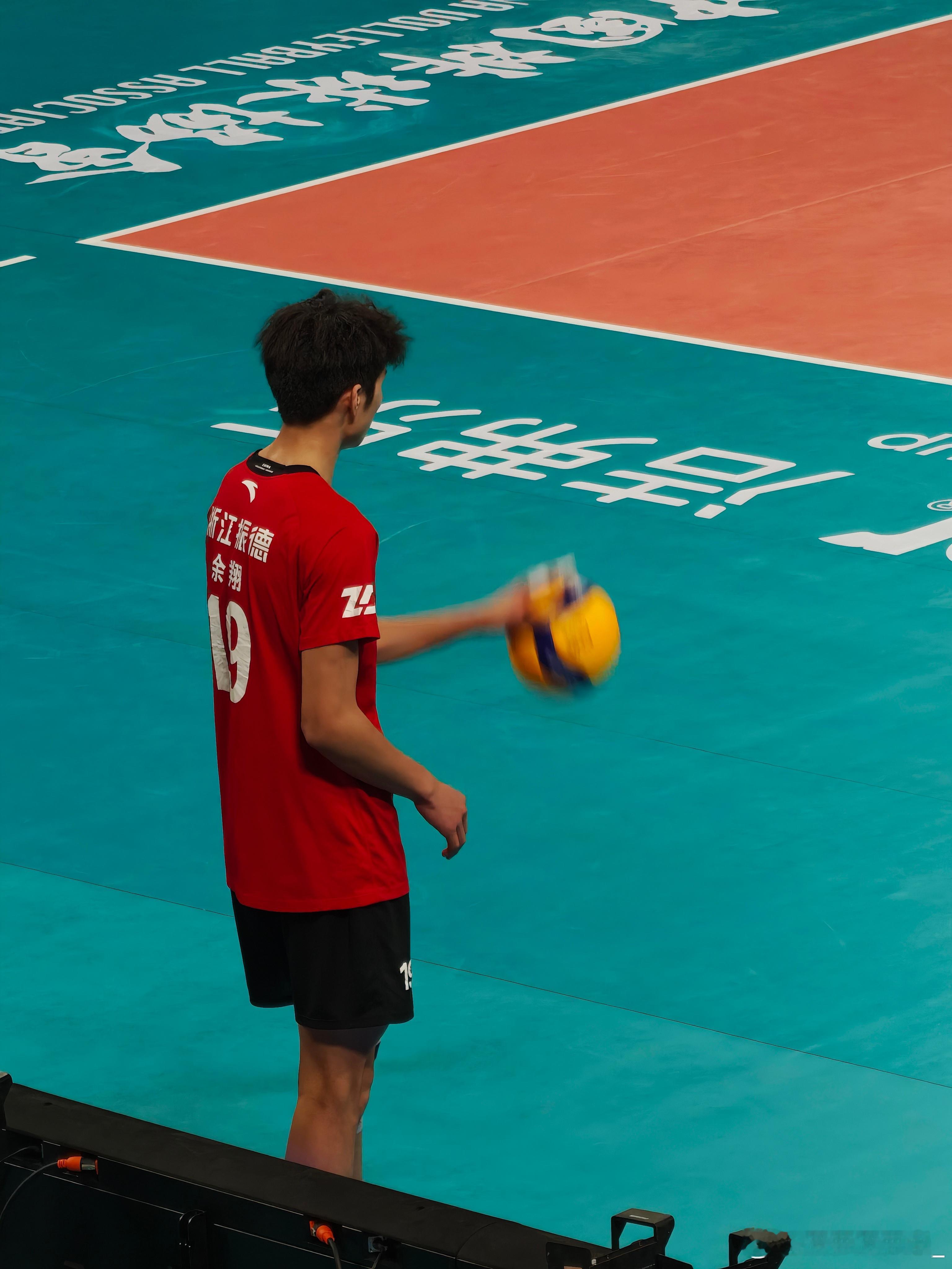 扒拉了一下相册，惊呆我了小米手机，居然没有拍的很离谱可惜的是没拍到多少正脸，看来