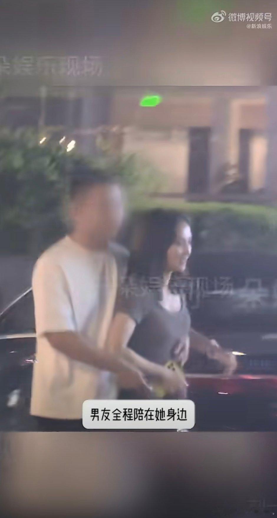 曝彭小苒恋情 彭小苒承认恋情👇  谈恋爱没啥就是这男的光看轮廓有点刻板印象了有