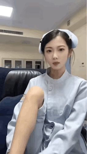 护士这个职业是很辛苦的，
你看把小姐姐饿的。